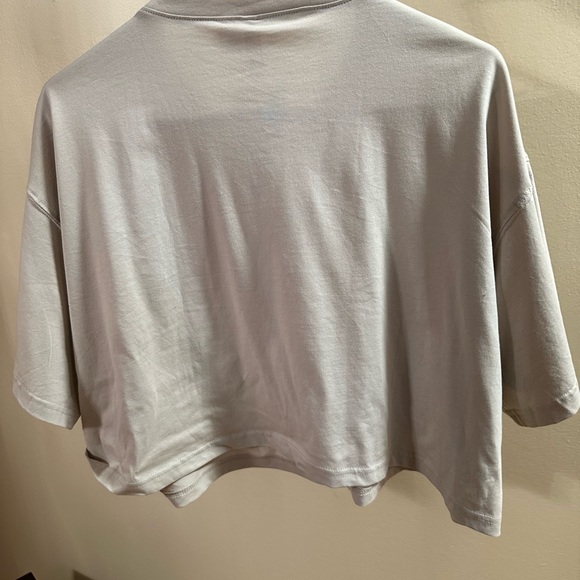 Cropped block t-shirt ** tags attached** - Picture 4 of 7